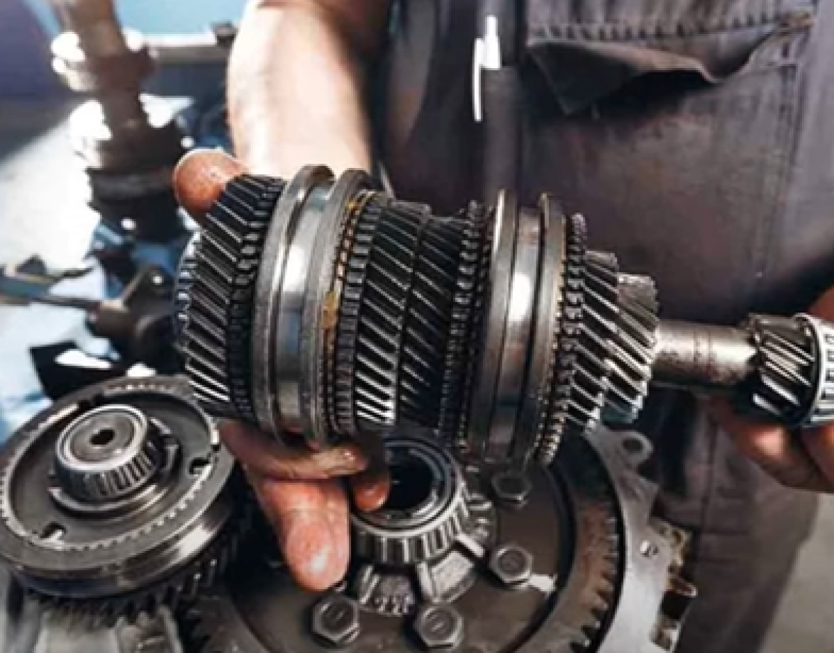 Entretien boîte de vitesse manuelle : le guide complet pour préserver votre transmission