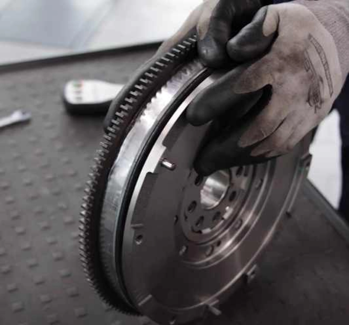 Peut-on mettre un volant moteur d'occasion ? Conseils et astuces !